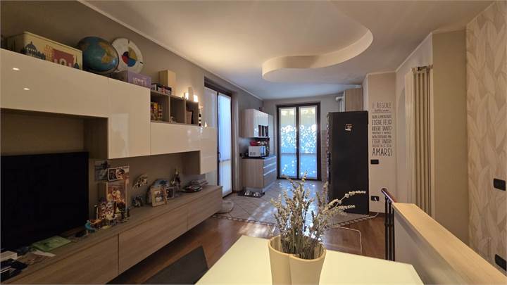 Trilocale con taverna. giardino e box doppio.