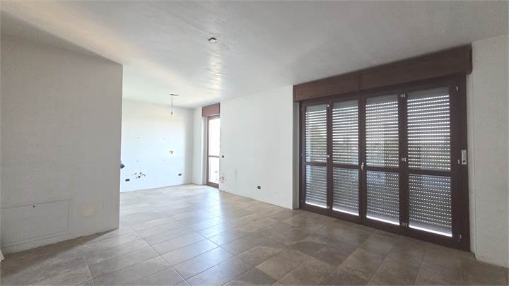 Recente trilocale con terrazzo, balcone, box doppio e cantina.