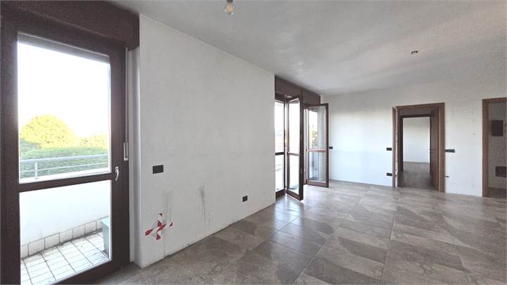 Recente trilocale con terrazzo, balcone, box doppio e cantina.
