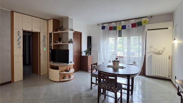 Trilocale con balconi,  cucina abitabile, box e cantina.